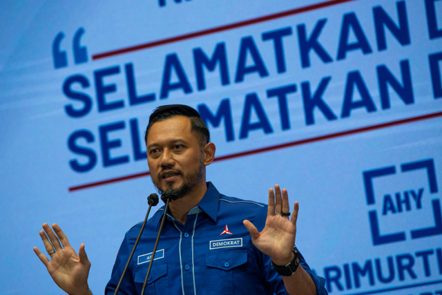 Ketua Umum Partai Demokrat Agus Harimurti Yudhoyono (AHY) menyampaikan keterangan terkait Kongres Luar Biasa (KLB) Partai Demokrat yang dinilai ilegal di Jakarta. Foto: Aditya Pradana Putra/ANTARA FOTO