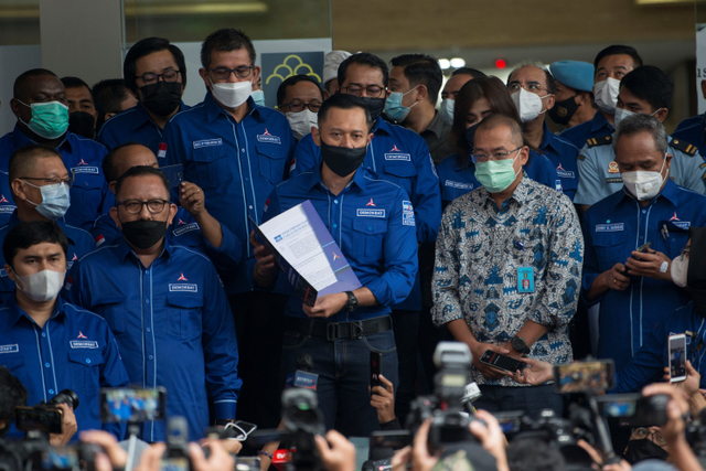 Ketua Umum Partai Demokrat Agus Harimurti Yudhoyono (AHY) menyerahkan berkas keabsahan organisasi dan AD/ART partai di Kantor Kemenkumham, Jakarta. Foto: Aditya Pradana Putra/ANTARA FOTO