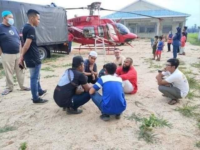 Dulu Susah, Mantan Pemulung Ajak Warga Kampung Naik Heli Usai Jadi Pengusaha (2)