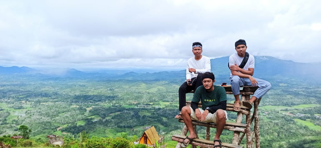 Pengunjung Bukit Sepancong Bengkayang berfoto. Foto: M Zain/Hi!Pontianak