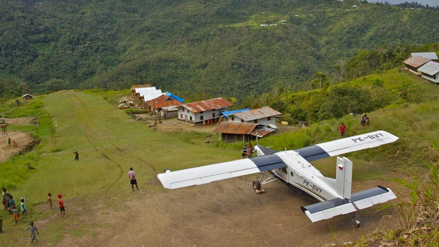 Susi Air di Lapangan Terbang Wangbe, Distrik Wangbe, Kabupaten Puncak, Papua. Foto: Dok. Puspen TNI