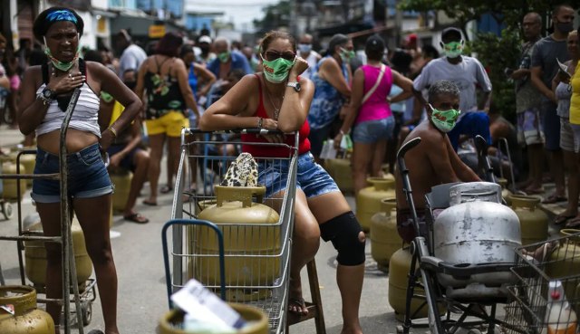 Antrean pembelian gas murah di Brasil. Foto: Bruna Prado/AP