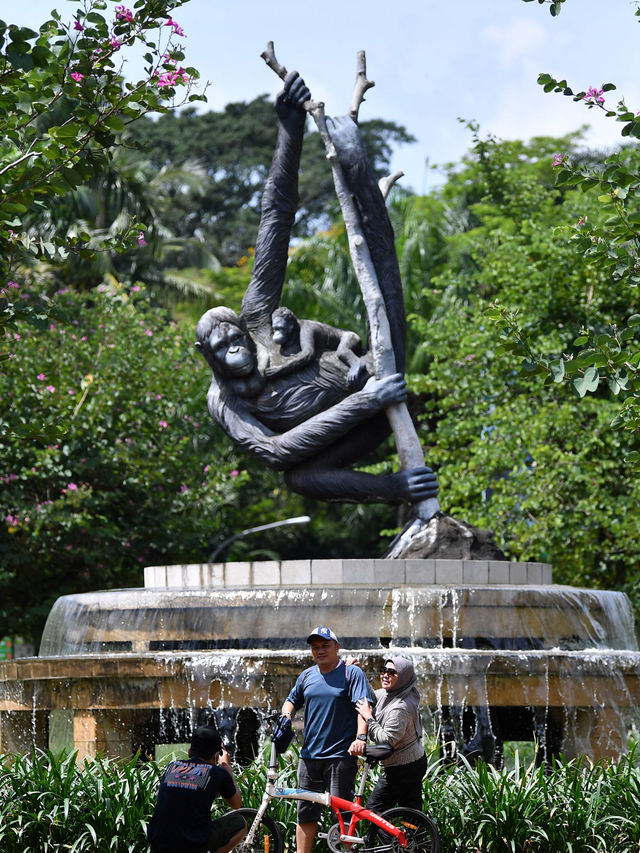 Pengunjung berfoto di Taman Margasatwa Ragunan, Jakarta Selatan, Sabtu (13/3).  Foto: Sigid Kurniawan/ANTARA FOTO
