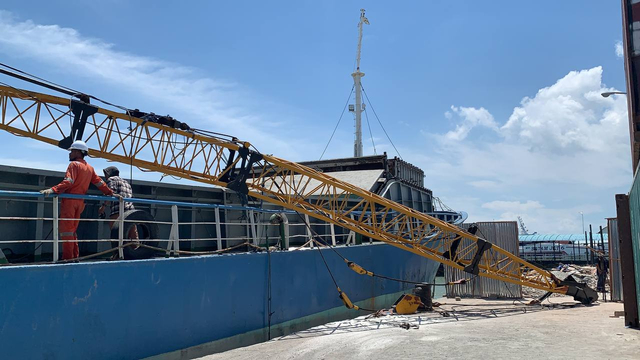 Crane kapal MV. Intan 31 patah saat melakukan aktivitas bongkar muat di Pelabuhan Taman Bunga Karimun. Foto: Istimewa