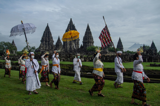 Umat Hindu berjalan menuju candi saat upacara Tawur Agung Kesanga di Candi Prambanan, Sleman, DI Yogyakarta, Sabtu (13/3).  Foto: Hendra Nurdiyansyah/ANTARA FOTO