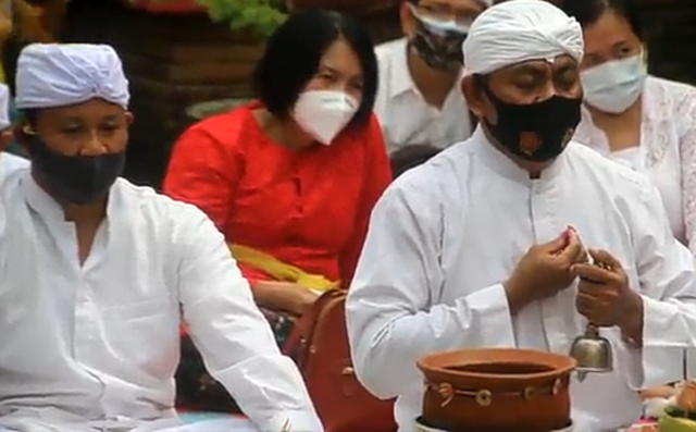 Jalani Ritual Pecaruan, Umat Hindu di Cirebon Sambut Pergantian Tahun Baru Saka (218098)