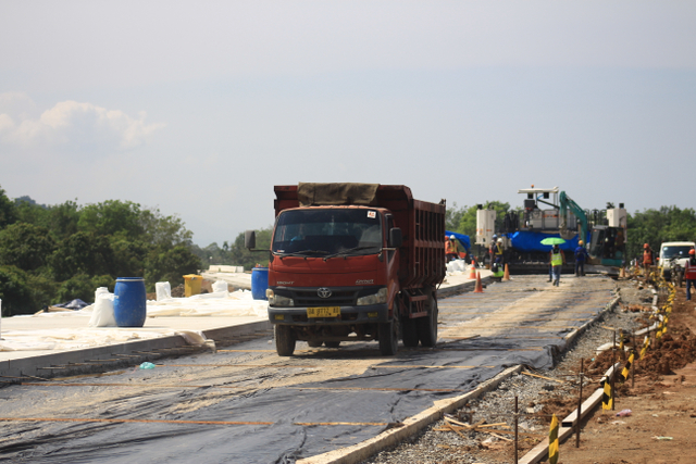 Kondisi pengerjaan di jalan tol Seksi Padang - Sicincin, Sumatera Barat, Sabtu 13 Maret 2021. Foto: Langkan/Kumparan