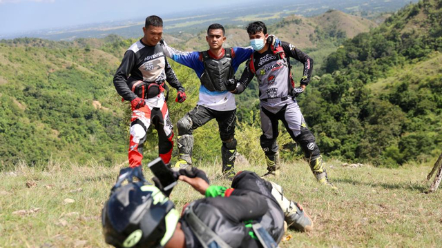 Foto: Aksi Pemotor Trail Uji Adrenalin di Paxco Aceh Full Day Adventure (318558)