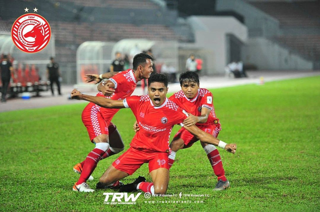 Pemain Indonesia, Natanael Siringoringo (kanan), kembali bermain untuk Kelantan FC. Foto: Instagram/@trwkelantanfc