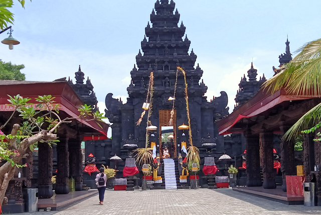 Pura Agung Jagat Karana menjadi pura tertua dan terbesar di Surabaya. Foto-foto: Masruroh/Basra