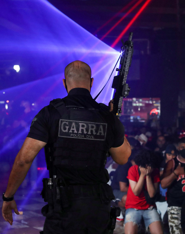 Polisi membubarkan klub malam di Sao Paulo, Brasil. Foto: Amanda Perobelli/Reuters