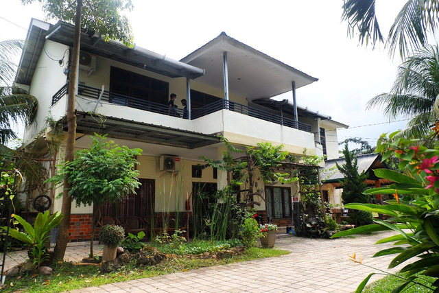 Bangunan utama Ladang Asri Homestay menghadap ke danau teratai, Sabtu (13/3) | Foto : Sidik Aryono/ Lampung