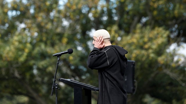 Seorang imam masjid Al-Noor di Christchurch mengumandangkan adzan di Taman Hagley masjid Al-Noor, Selandia Baru, Jumat, (22/3). Foto: REUTERS / Edgar Su