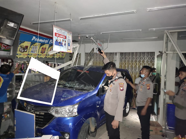 Satu unit mobil menabrak Indomaret di Sintang. Foto: Dok. Hi!Pontianak