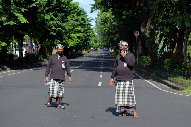 Ilustrasi: Pecalang atau petugas pengamanan adat Bali memantau situasi saat Hari Raya Nyepi Tahun Saka 1943 di wilayah Desa Sumerta Kelod, Denpasar, Bali, Minggu (14/3).  Foto: Nyoman Hendra Wibowo/ANTARA FOTO