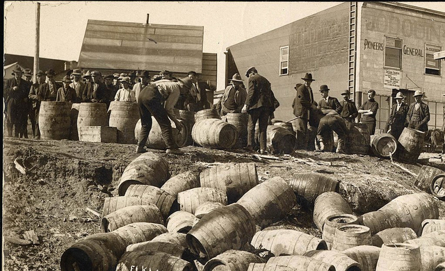 Pembuangan minuman keras (miras) pada tahun 1925-an | Wikimedia Commons