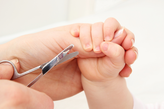 Ilustrasi memotong kuku bayi. Foto: Shutterstock