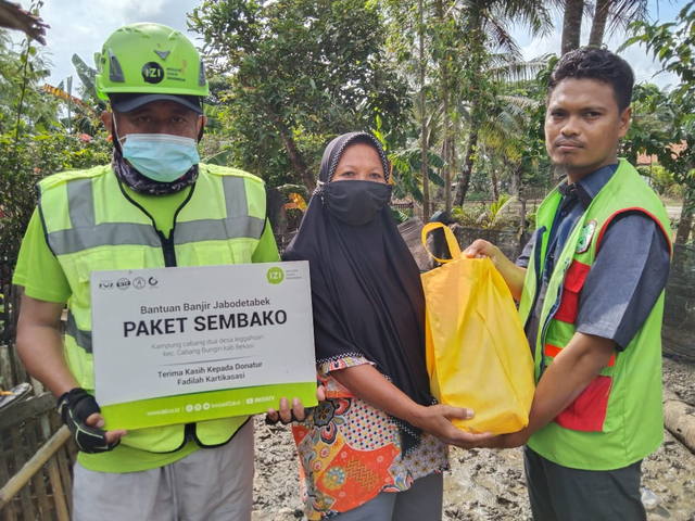 Makan Seadanya Karena Terisolir Banjir, IZI Jakarta Salurkan Sembako di Bekasi