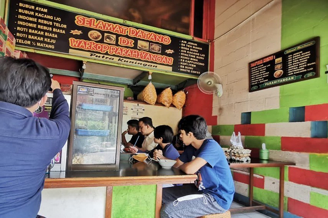 Anies Habiskan Akhir Pekan di Warkop Bersama Anak, Kenang Masa Kecil di Kuningan (410262)
