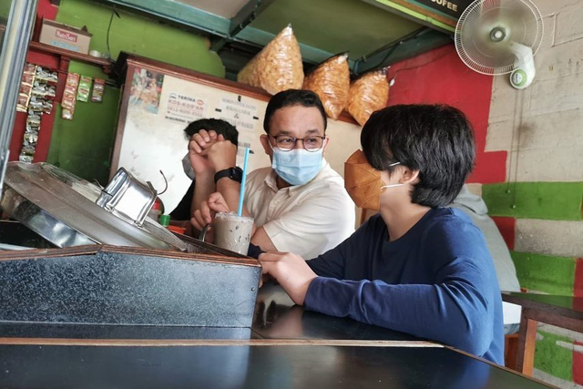 Gubernur DKI Jakarta Anies Baswedan saat berkunjung ke warung kopi Kuningan di Jalan Cipete Raya, Jakarta Selatan.  Foto: Instagram/@aniesbaswedan
