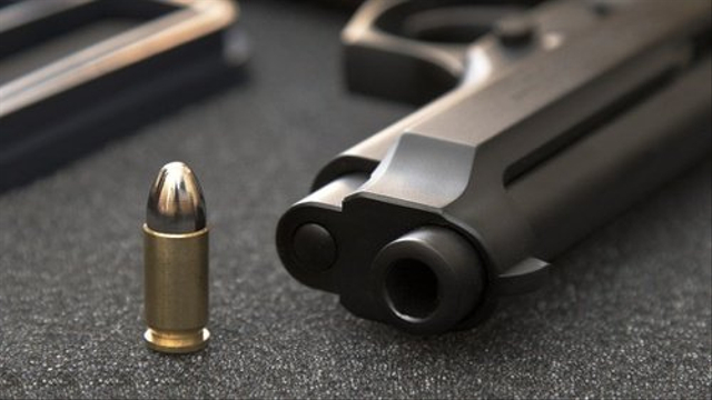 Ilustrasi peluru dan pistol. Foto: istock