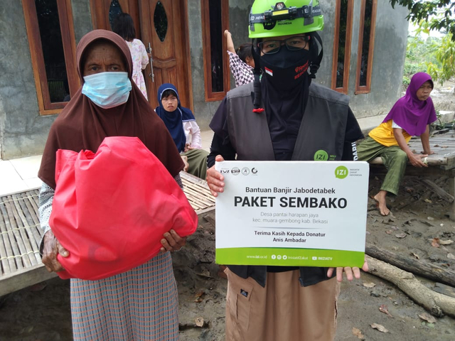 Inisiatif Zakat Indonesia Jakarta Salurkan Sembako Pasca Banjir Bekasi