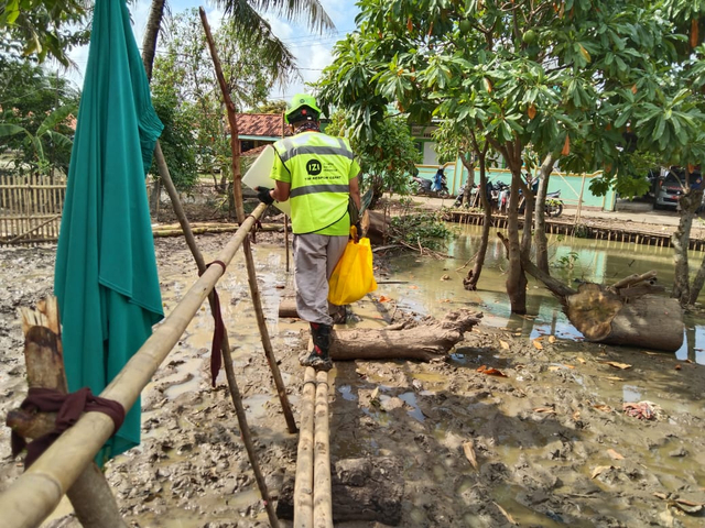 Inisiatif Zakat Indonesia Jakarta Salurkan Sembako Pasca Banjir Bekasi