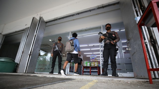 Ilustrasi aparat Kepolisian saat mendampingi kegiatan jual beli toko selama masa darurat gempa bumi di Sulbar. Foto: BNPB