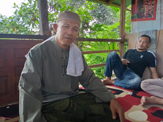 Saudara kandung Hj. Sitti Marlina, Tanwir (47) saat menceritakan tentang almarhumah. Foto: Kalpin/kendarinesia.