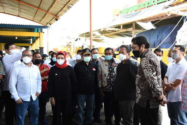 Bupati Indramayu Nina Agustina dan Wakil Bupati, Lucky Hakim saat mendampingi Menteri Kelautan dan Perikanan RI, Sakti Wahyu Trenggono mengunjungi lokasi Pelabuhan Perikanan Karangsong. (Tomi Indra)