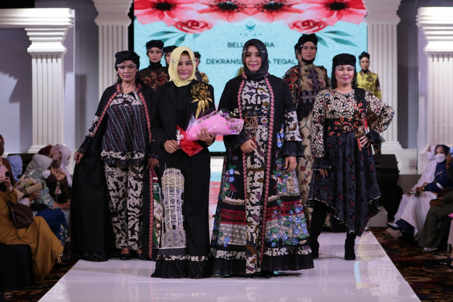 Dekranas dan Designer Bellahasura menampilkan 15 gaun yang diperagakan oleh model.
