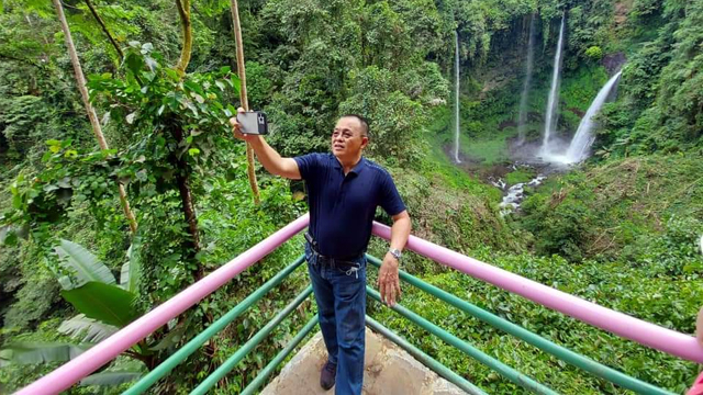 Wakil Wali Kota Tomohon saat mengunjungi tempat wisata  Air Terjun Tekaan Telu