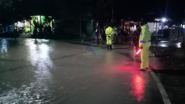 Kondisi jalan raya Bojonegoro-Nganjuk, di Desa Kedungsumber, Kecamatan Temayang, Kabupaten Bojonegoro, yang tergenang banjir. (foto: istimewa)