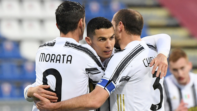 Cristiano Ronaldo dari Juventus merayakan gol kedua mereka saat melawan Cagliari di Sardegna Arena, Cagliari, Italia, Minggu (14/3). Foto: Alberto Lingria/REUTERS