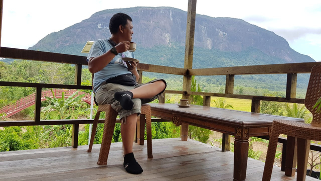 Jurnalis Ekspedisi Borneo Honda ADV 150 menikmati kopi robusta Sintang di kaki Bukit Kelam. Foto: Dok Hi!Pontianak   