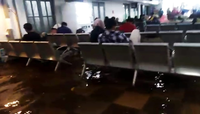 Penumpang KA di Stasiun Kota Baru Malang tetap setia menunggu di ruang tunggu meski banjir menggenang, pada Minggu (14/3/2021). Foto: tangkapan layar video Istimewa