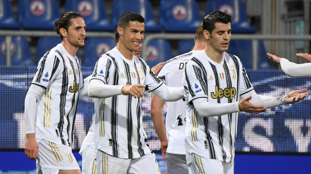 Selebrasi pemain Juventus usai mencetak gol ke gawang Cagliari pada pertandingan lanjutan Serie A Italia di Sardegna Arena, Cagliari, Italia. Foto: Alberto Lingria/REUTERS