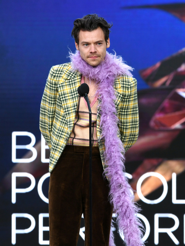 Harry Styles menerima penghargaan Penampilan Solo Pop Terbaik untuk 'Watermelon Sugar' selama penghargaan Grammy Award ke-63 di Los Angeles Convention Center, California, AS. Foto: Kevin Winter/Getty Images