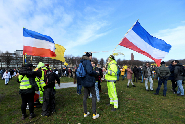 Protes pembatasan akibat virus corona di Den Haag, Belanda. Foto: Piroschka Van De Wouw/REUTERS