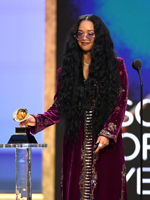 H.E.R. menerima penghargaan Song of the Year untuk 'I Can't Breathe' selama penghargaan Grammy Award ke-63 di Los Angeles Convention Center, California, AS. Foto: Kevin Winter/Getty Images