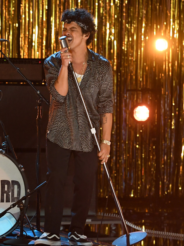 Penampilan Bruno Mars selama penghargaan Grammy Award ke-63 di Los Angeles Convention Center, California, AS. Foto: Kevin Winter/Getty Images