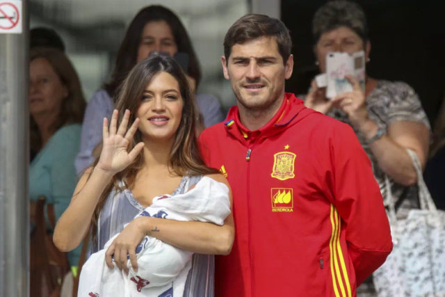 Casillas dan Sara ketika dikaruniai putra kedua bernama Lucas. Foto: Europa Press via Getty Images