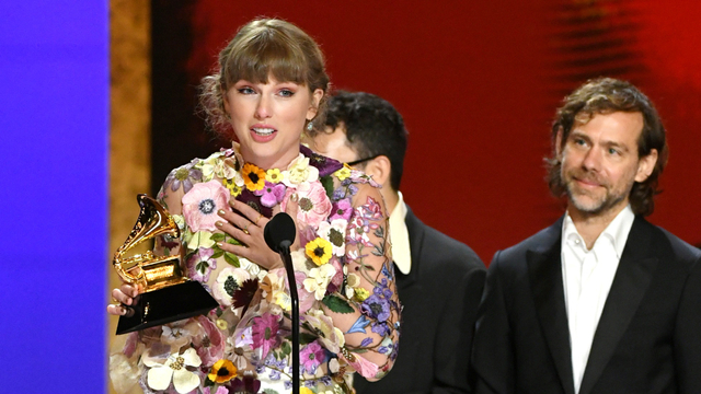 Taylor Swift menerima penghargaan Album of the Year untuk 'Folklore' selama penghargaan Grammy Award ke-63 di Los Angeles Convention Center, California, AS. Foto: Kevin Winter/Getty Images