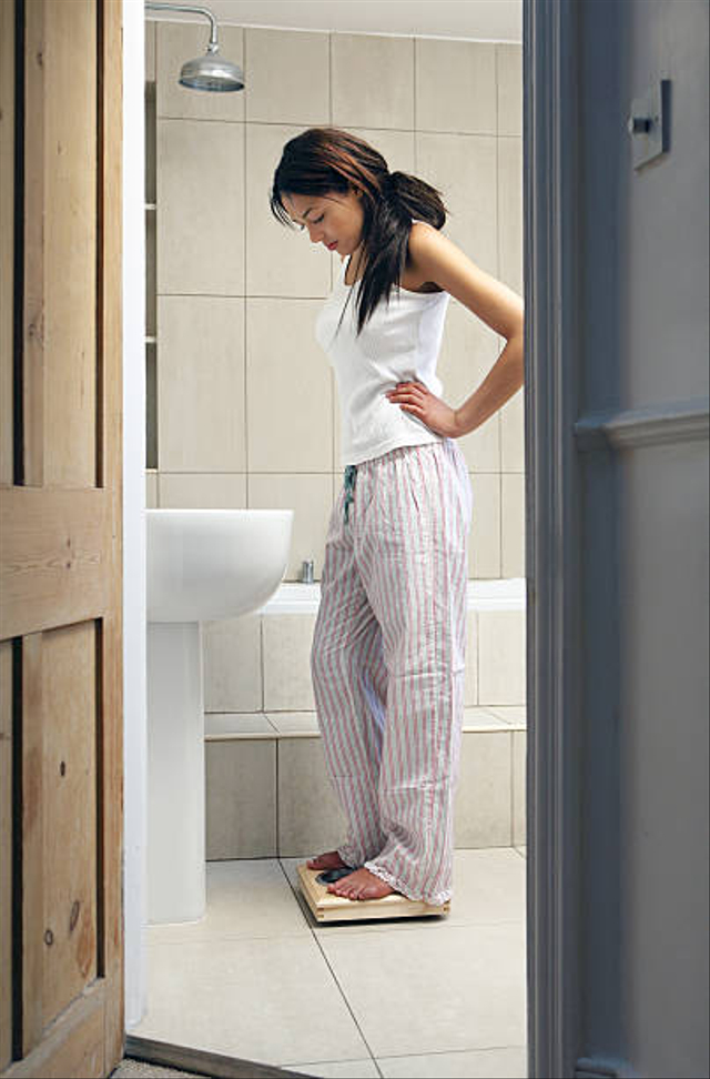Ilustrasi menimbang berat badan. Foto: Getty Images