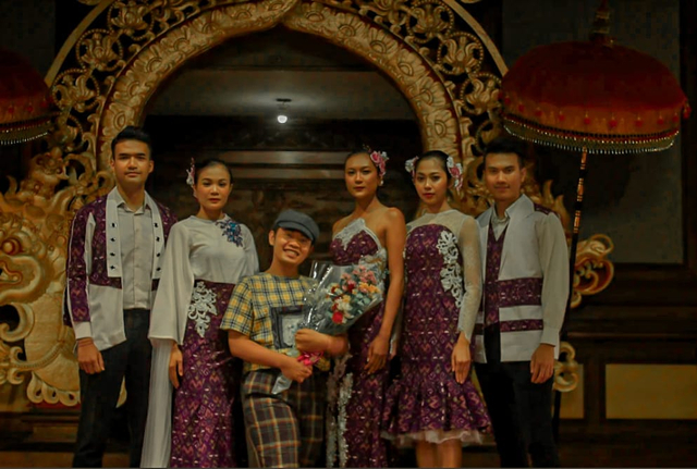 Kisah Inspiratif Krisna, Tuna Daksa yang Bergelut di Dunia Fashion Designer (60948)