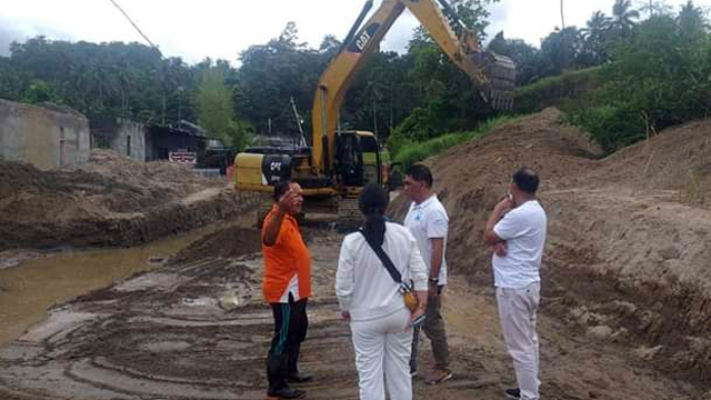 Komisi III DPRD Manado meninjau langsung kegiatan pengerukan tanah yang tidak berizin dilakukan di Kelurahan Lawangirung