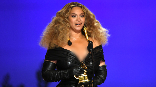 Beyonce menerima penghargaan Penampilan R&B Terbaik untuk 'Black Parade' selama penghargaan Grammy Award ke-63 di Los Angeles Convention Center, California, AS.
 Foto: Kevin Winter/Getty Images
