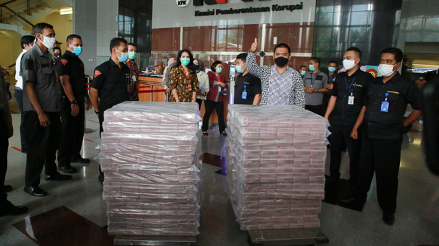 Tumpukan uang sitaan kasus korupsi ekspor benur di Gedung KPK, Jakarta, Senin (15/3). Foto: Humas KPK