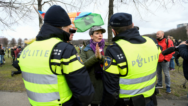 Polisi bentrok dengan demonstran selama protes pembatasan akibat virus corona di Den Haag, Belanda. Foto: REUTERS/Piroschka van de Wouw