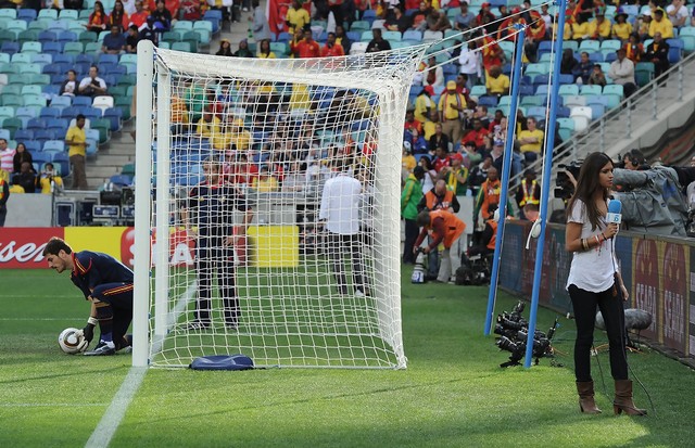 Sara saat bertugas dalam laga Spanyol vs Swiss di fase grup Piala Dunia 2010. Foto: Jasper Juinen/Getty Images